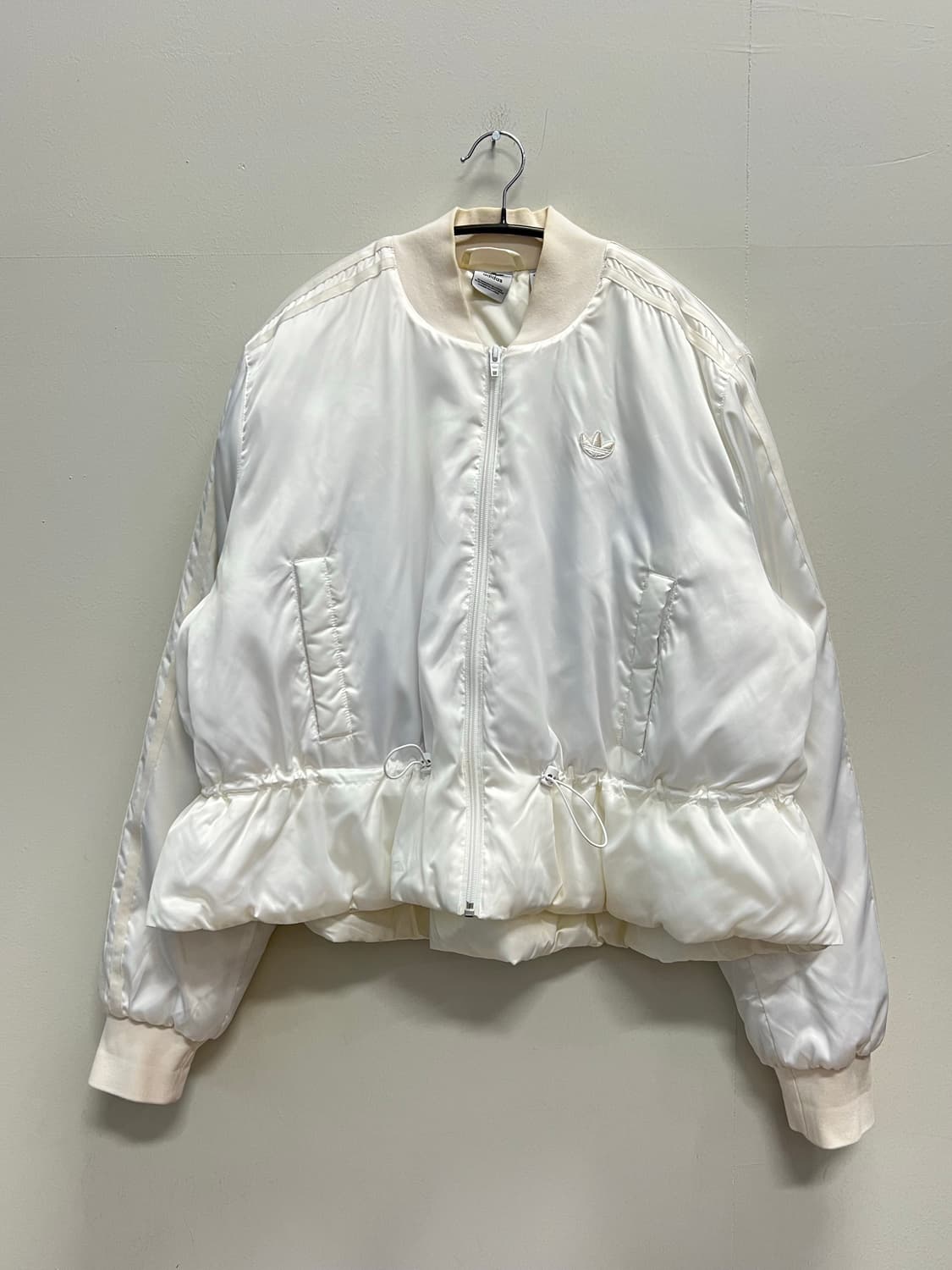 아디다스 우먼스 프릴 보머 크롭 패딩 화이트  상품이미지2