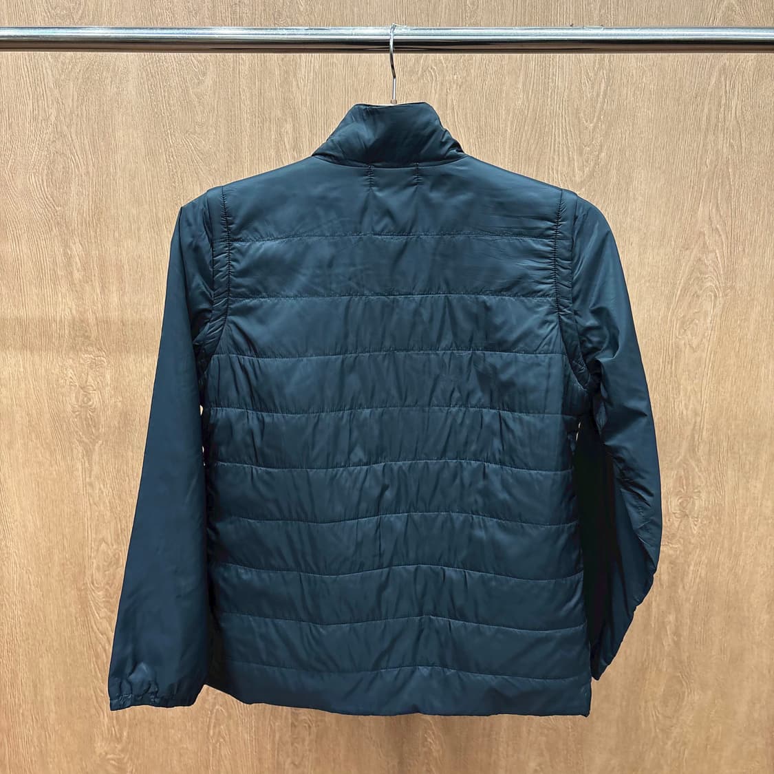 꾸레쥬 하이넥 경량 패딩 점퍼 배색 로고 패치 디테일 레귤러핏 블랙 상품이미지3