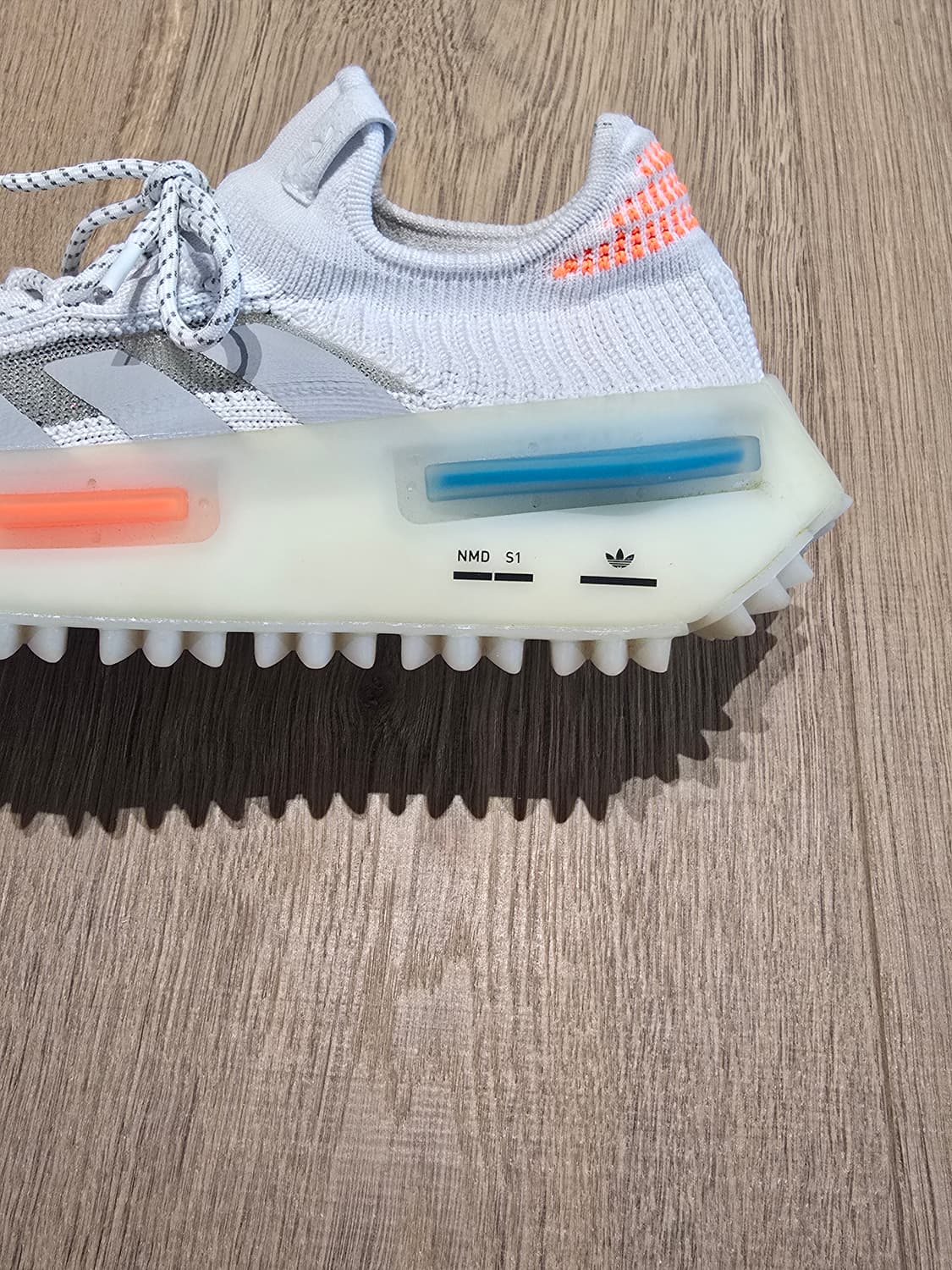 이것은 아디다스 NMD S1 운동화입니다.
 상품이미지3