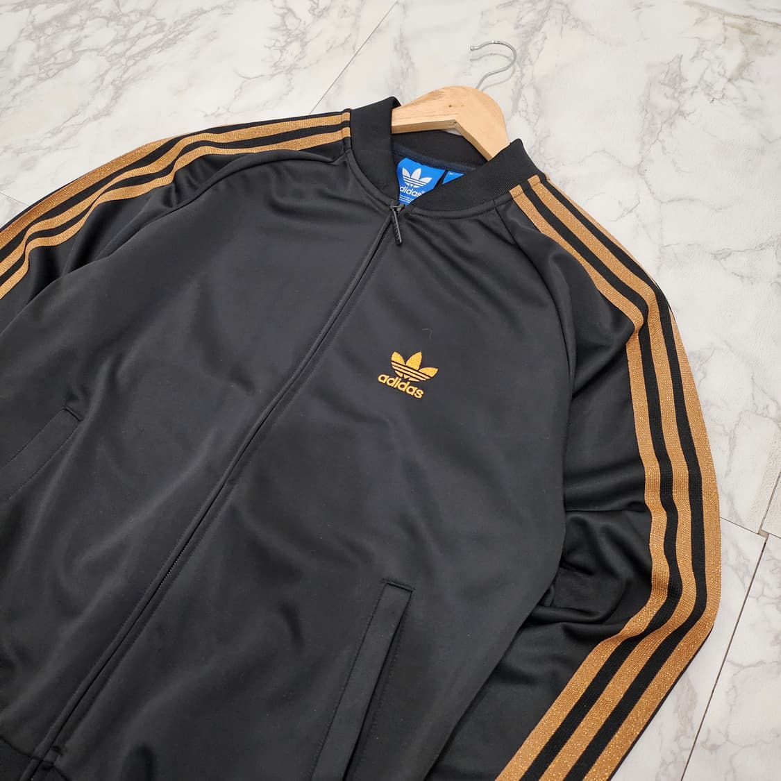 아디다스 니고베어 한정판 골드블랙 트랙탑
L 상품이미지2