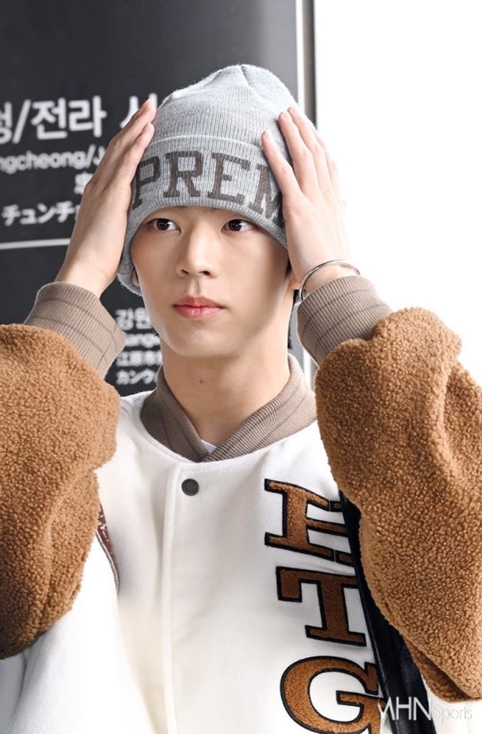 슈프림 뉴에라 바시티 비니 헤더 그레이 - 23FW 투어스 도훈 착용비니 상품이미지2