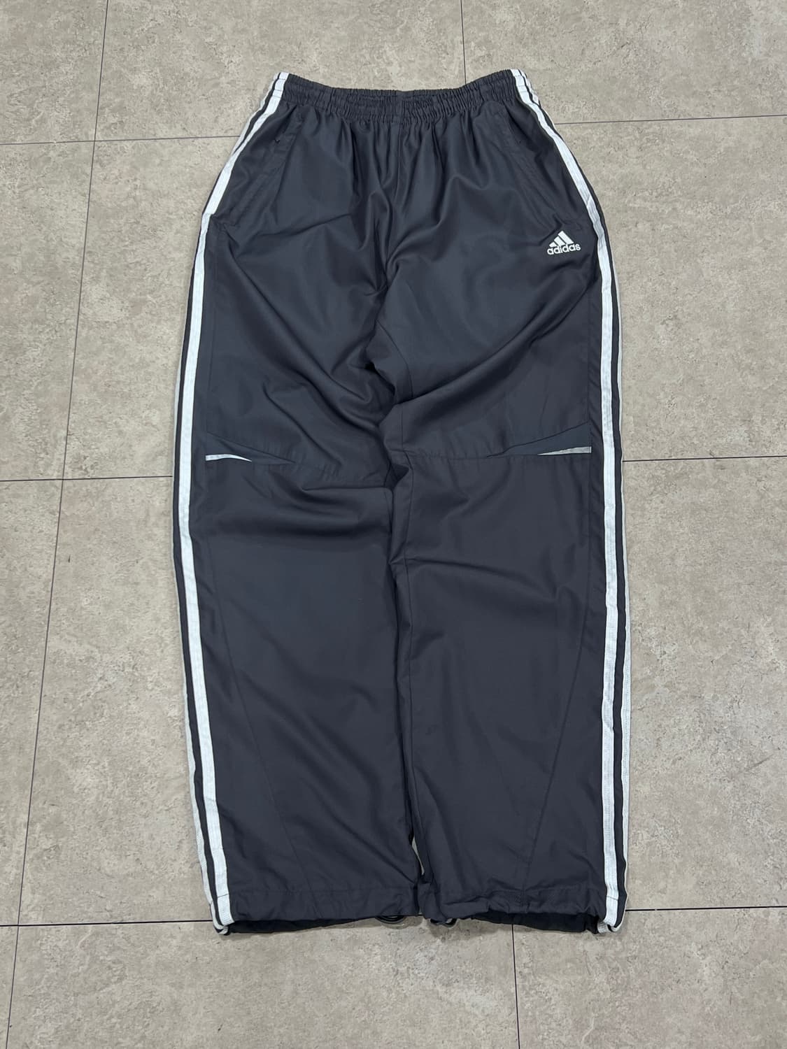 아디다스 올드스쿨 삼선 트랙 우븐 조거 팬츠 차콜그레이 (밑단스트링) 상품이미지2