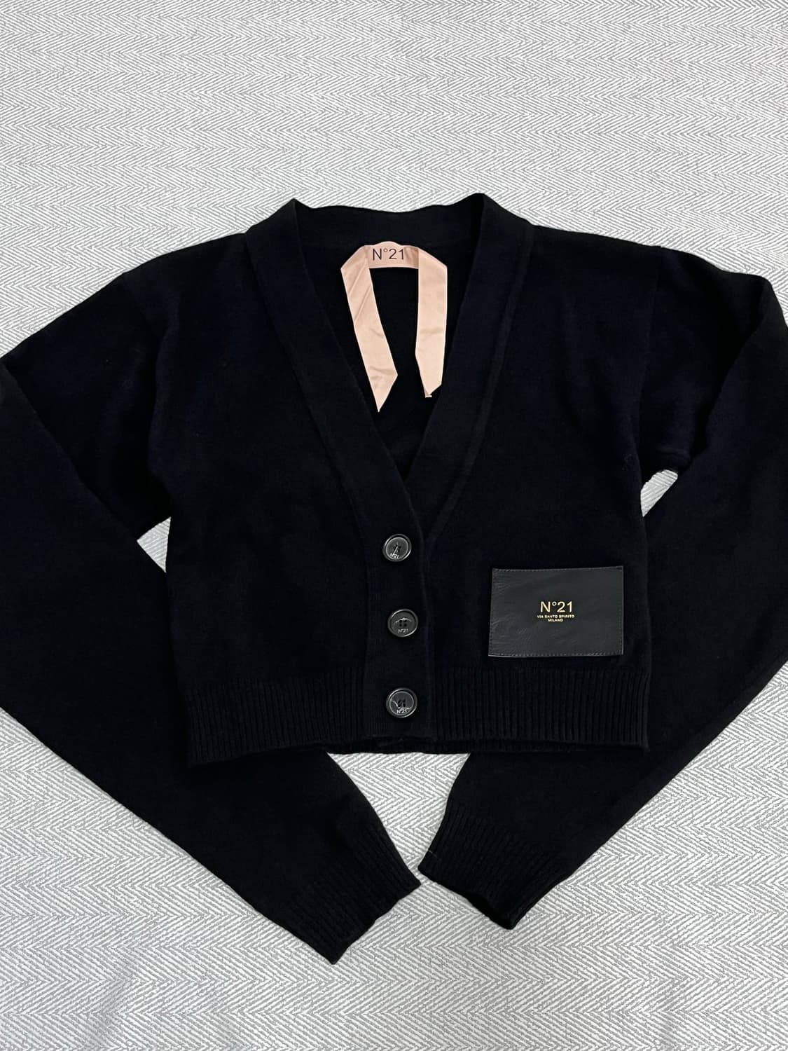 N21 넘버투애니원 레더 로고패치 크롭 가디건 상품이미지5
