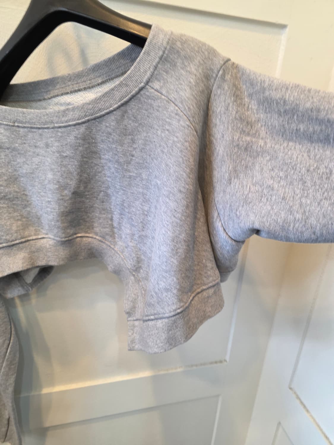 THE ILMA 컷아웃 슈퍼 크롭 맨투맨 그레이 상품이미지6