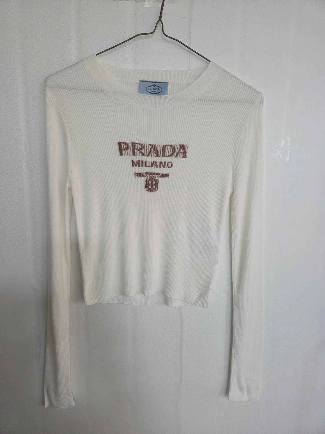 프라다 로고 긴팔니트 크롭 티셔츠 상품이미지1