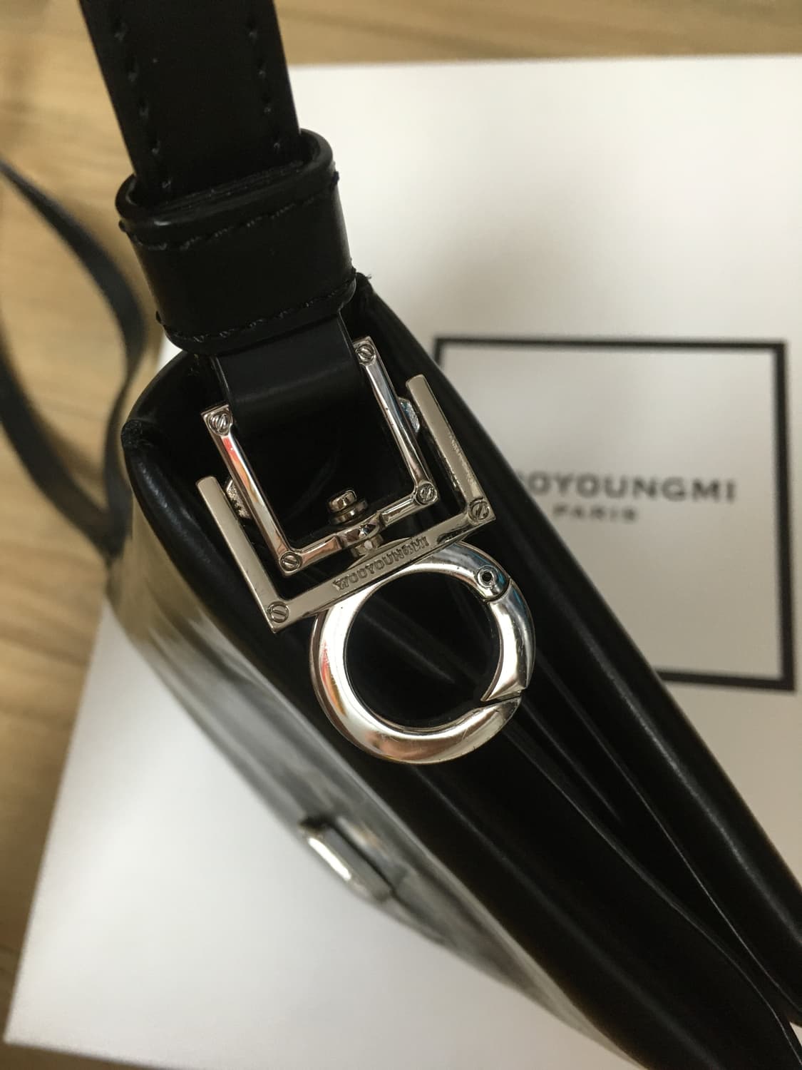 우영미 블랙 폴딩 크로스백 상품이미지6