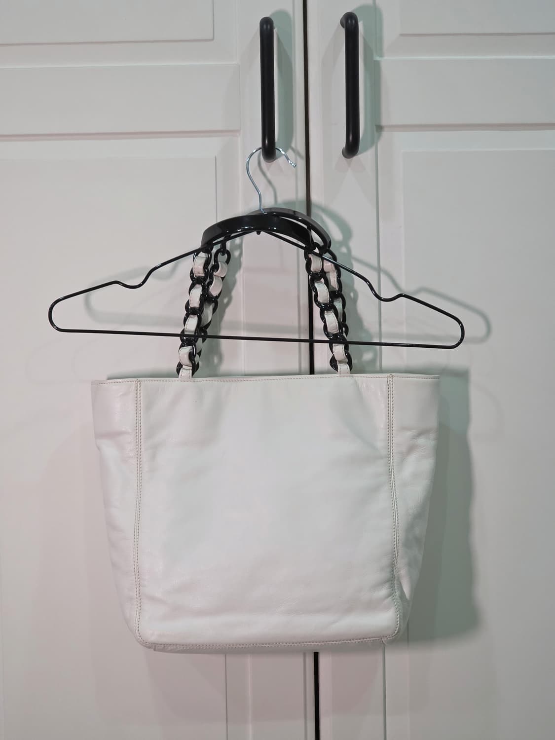 샤넬 램스킨 화이트 빅 cc 아크릴 체인숄더백 상품이미지2