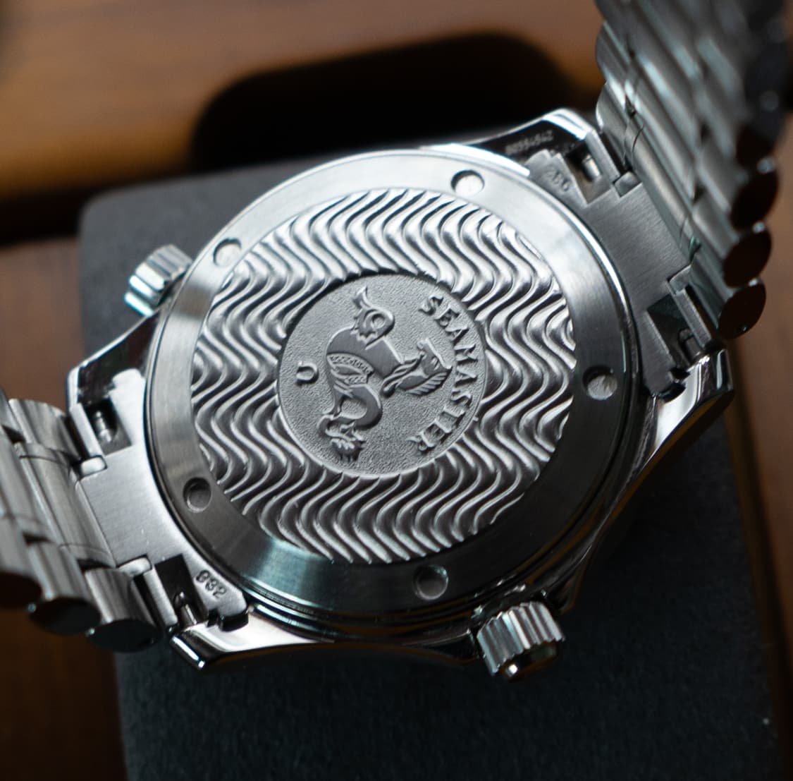 오메가 씨마스터 300 화이트골드 베젤 오토매틱 시계 상품이미지2