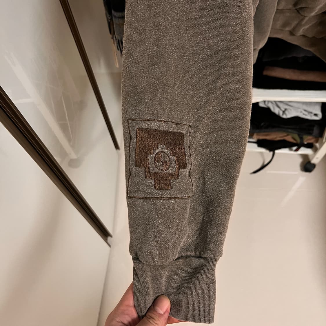 [L] 카브엠트 하이넥 스웻셔츠 브라운 상품이미지4