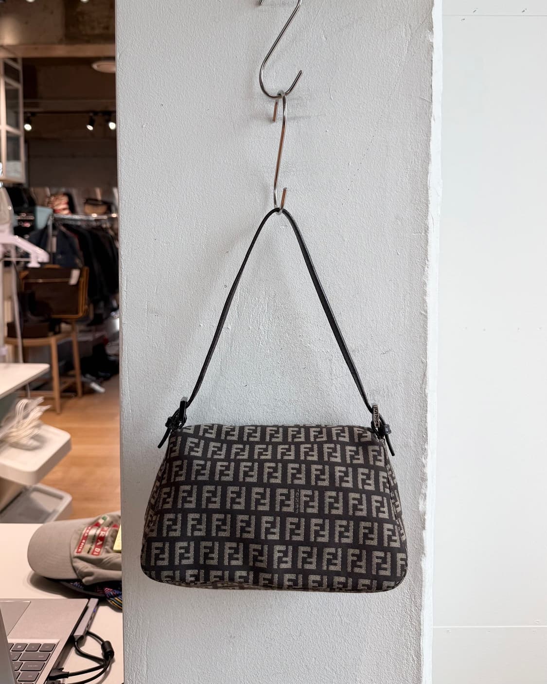 펜디 딥브라운 주카 바게트 숄더백  상품이미지4