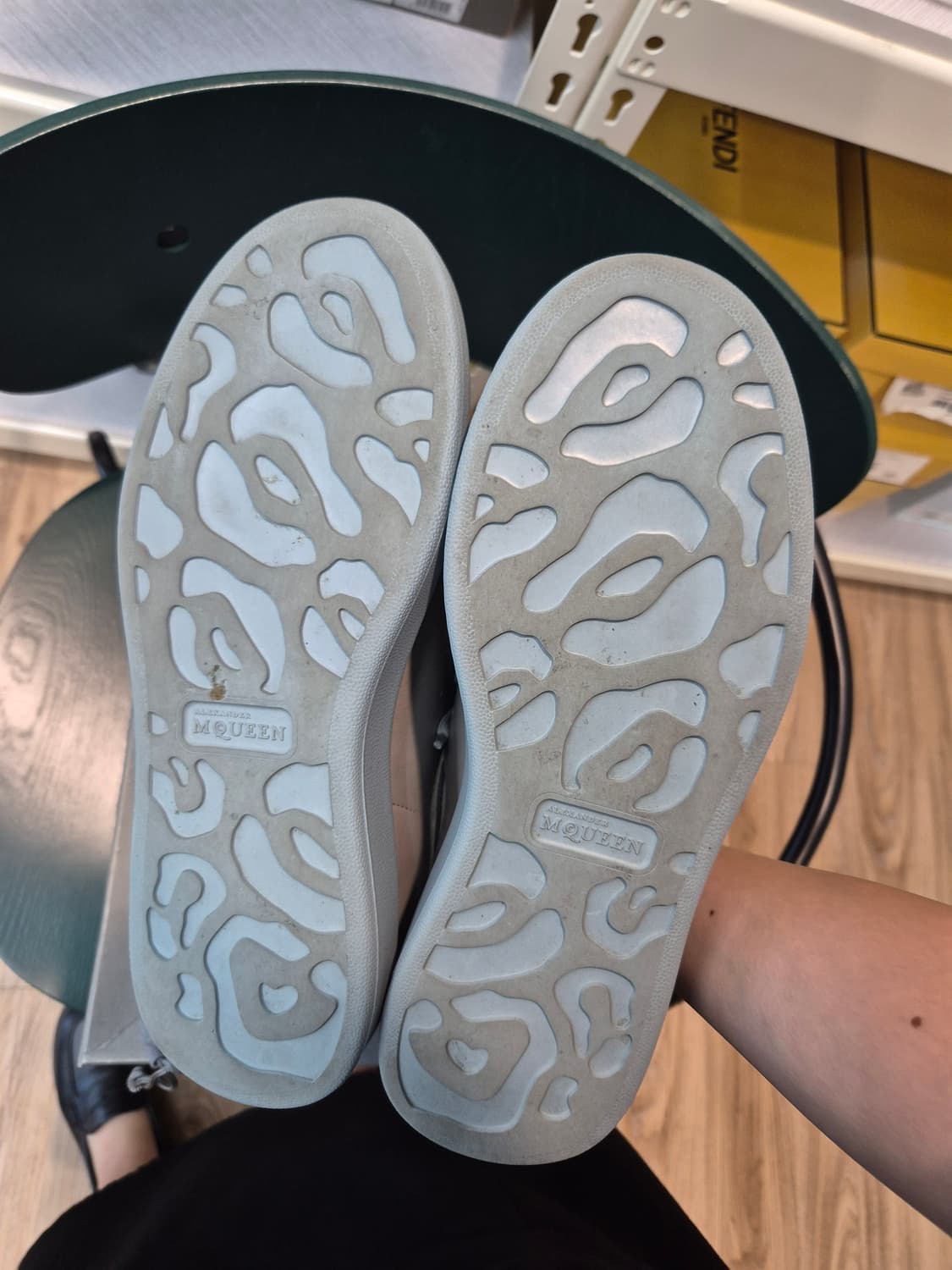 알렉산더맥퀸 그레이 스니커즈 상품이미지4