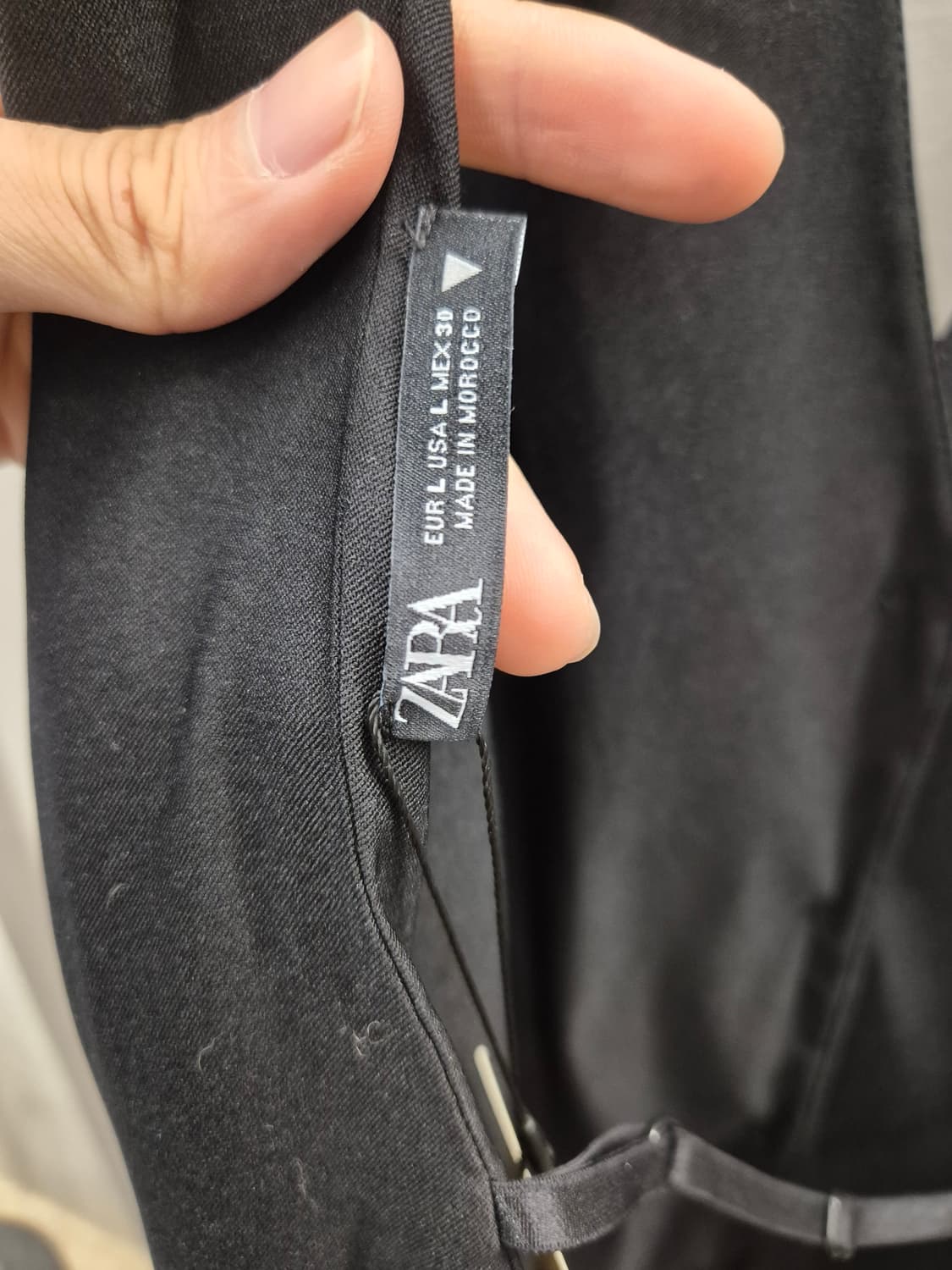 ZARA 블랙 슬림핏 V넥 베스트 L 상품이미지4