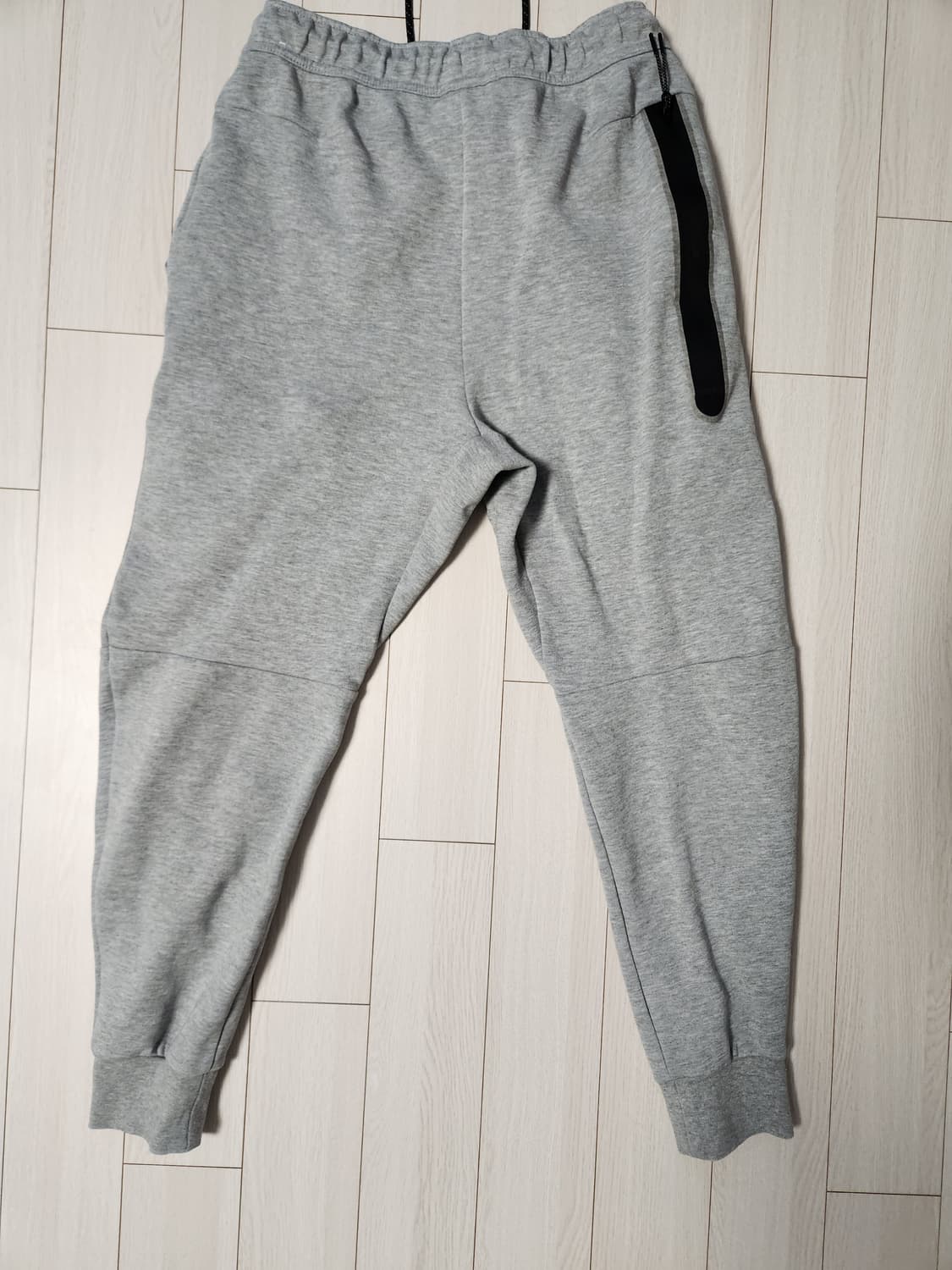 나이키 테크팩 테크 플리스 조거 팬츠s

오염 하자 없이 깨끗해요^^

 상품이미지5