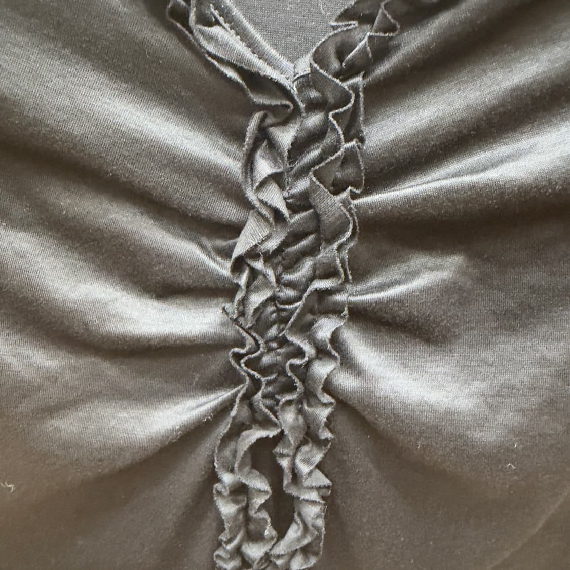 ANAYI 센터 프릴 셔링 브이넥 티셔츠 (Black) 상품이미지6