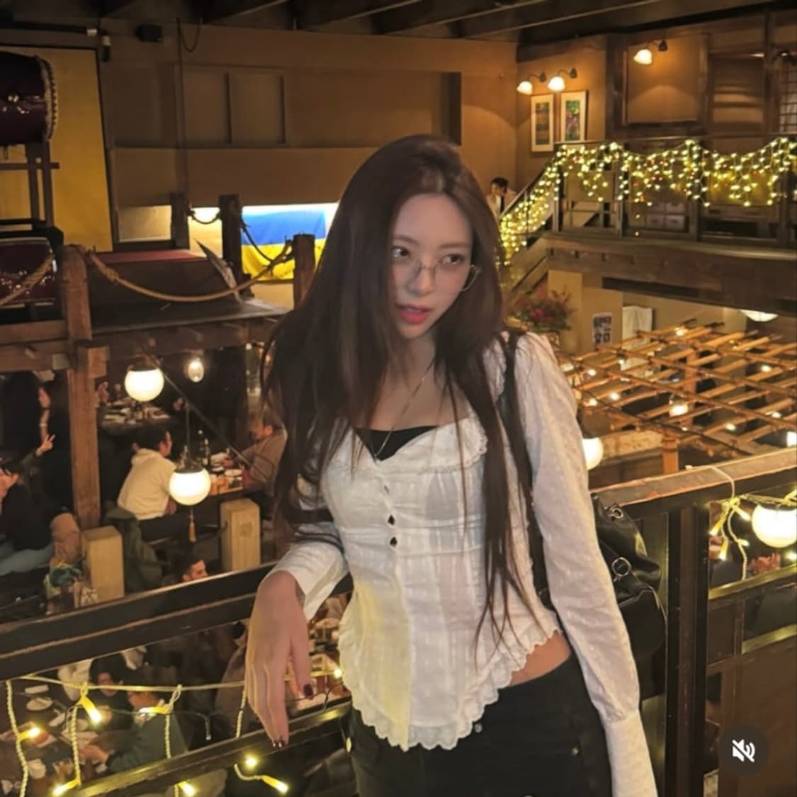 Clover Leaf Neck Blouse 상품이미지2