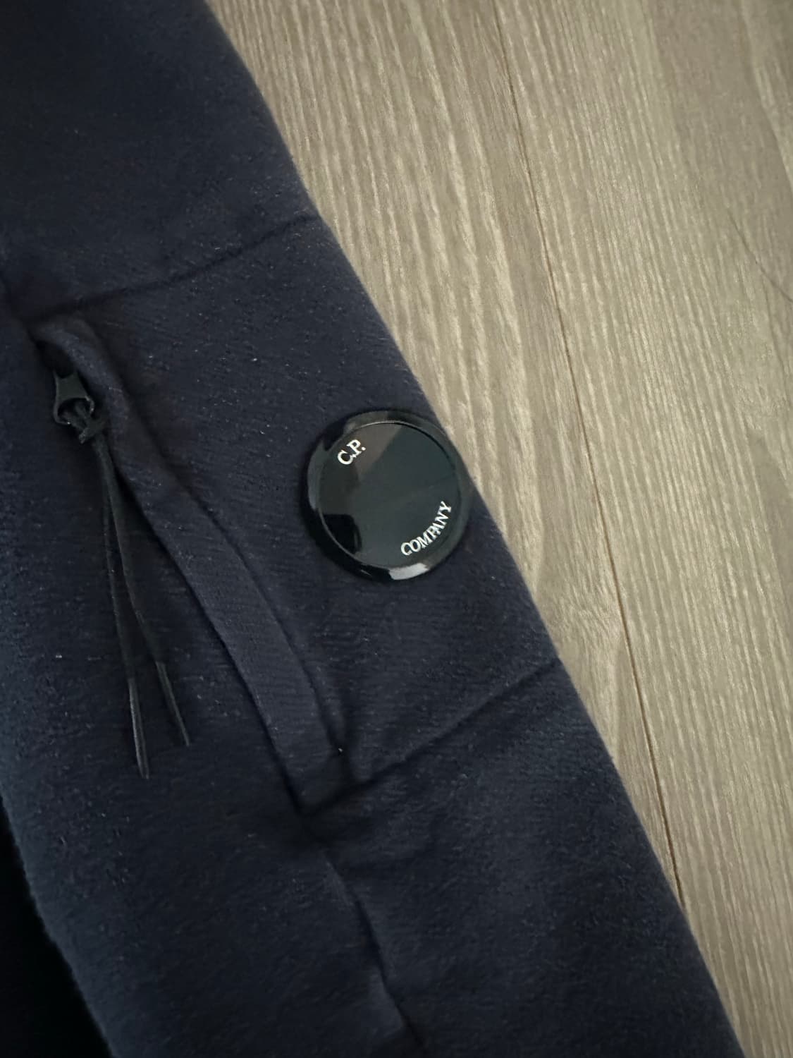 cp컴퍼니 맨투맨 네이비 L 팝니다 상품이미지2
