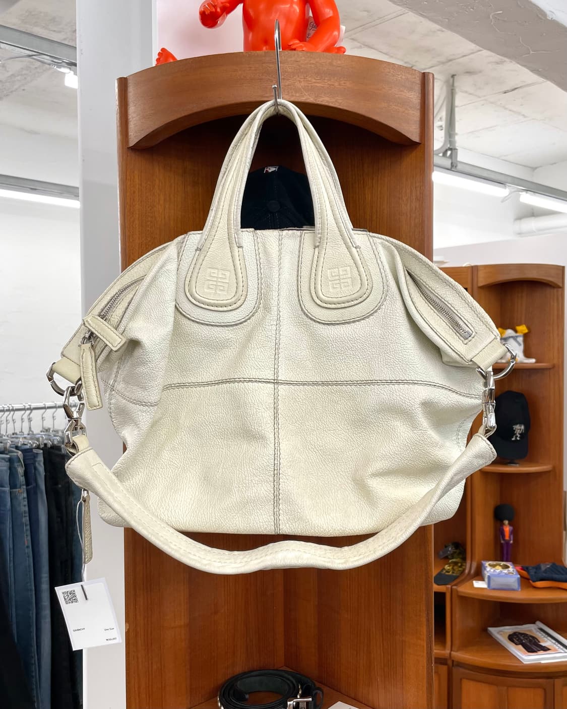 지방시 페이던트 레더 백 상품이미지3