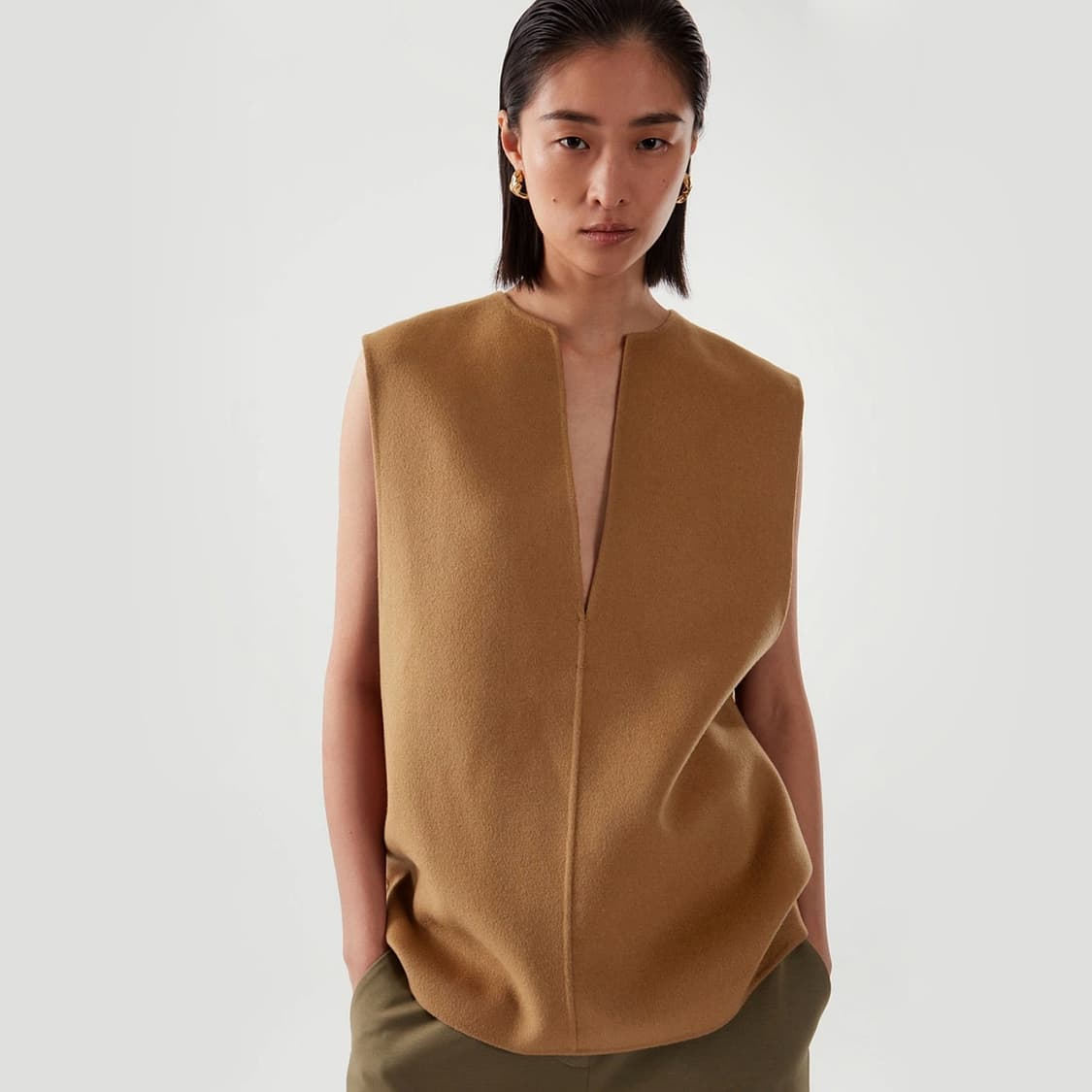 코스 COS 브이넥 슬리브리스 탑 상품이미지1