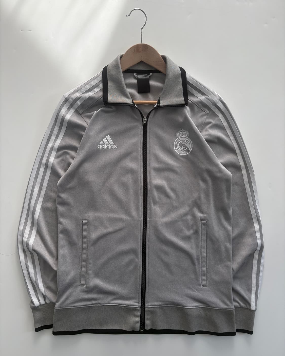 Adidas 아디다스 레알마드리드 RM 로고 실버그레이 컬러 트랙탑 상품이미지4