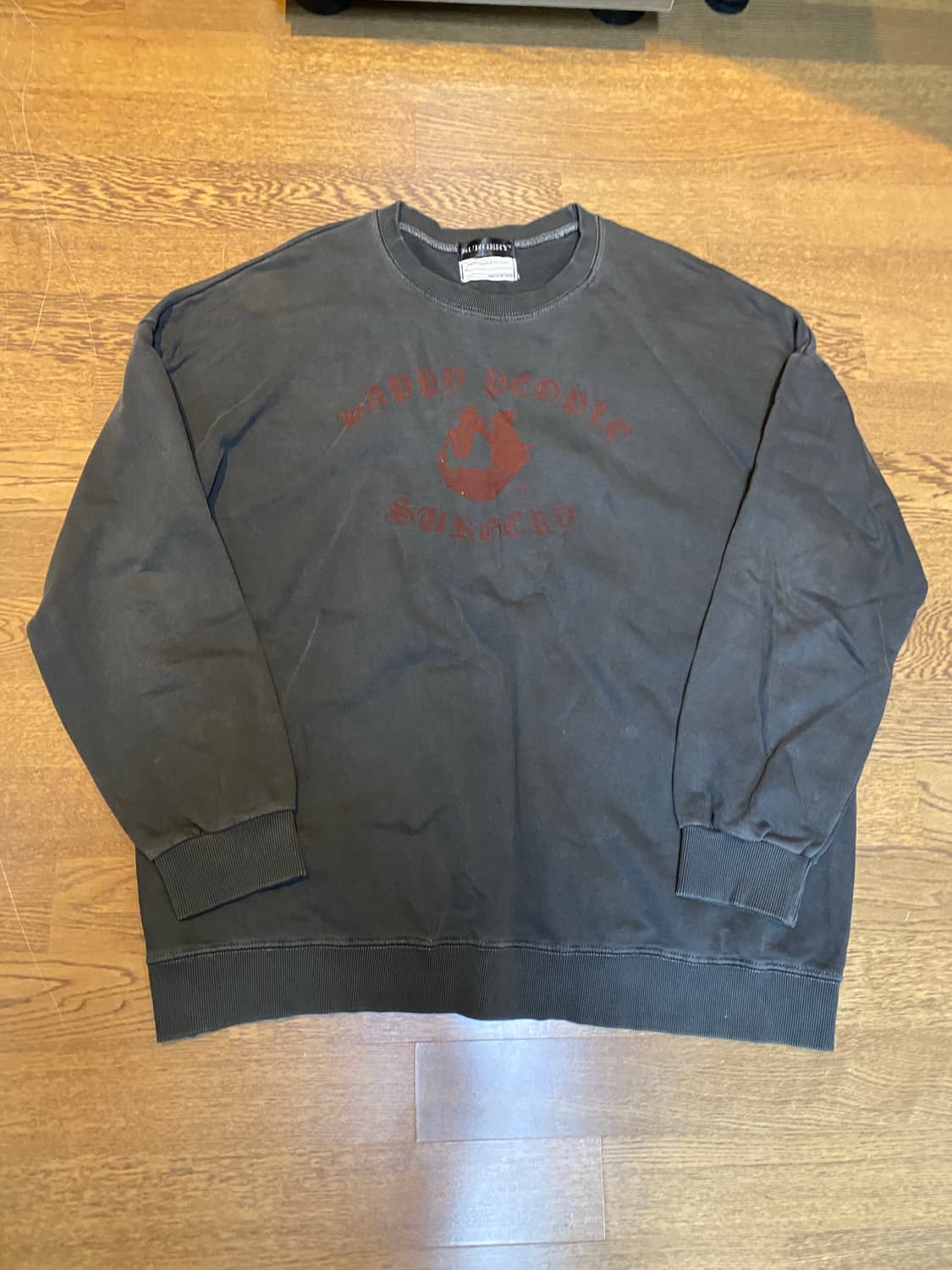 써저리 x 해피피플갤러리 맨투맨 챠콜 os 상품이미지1