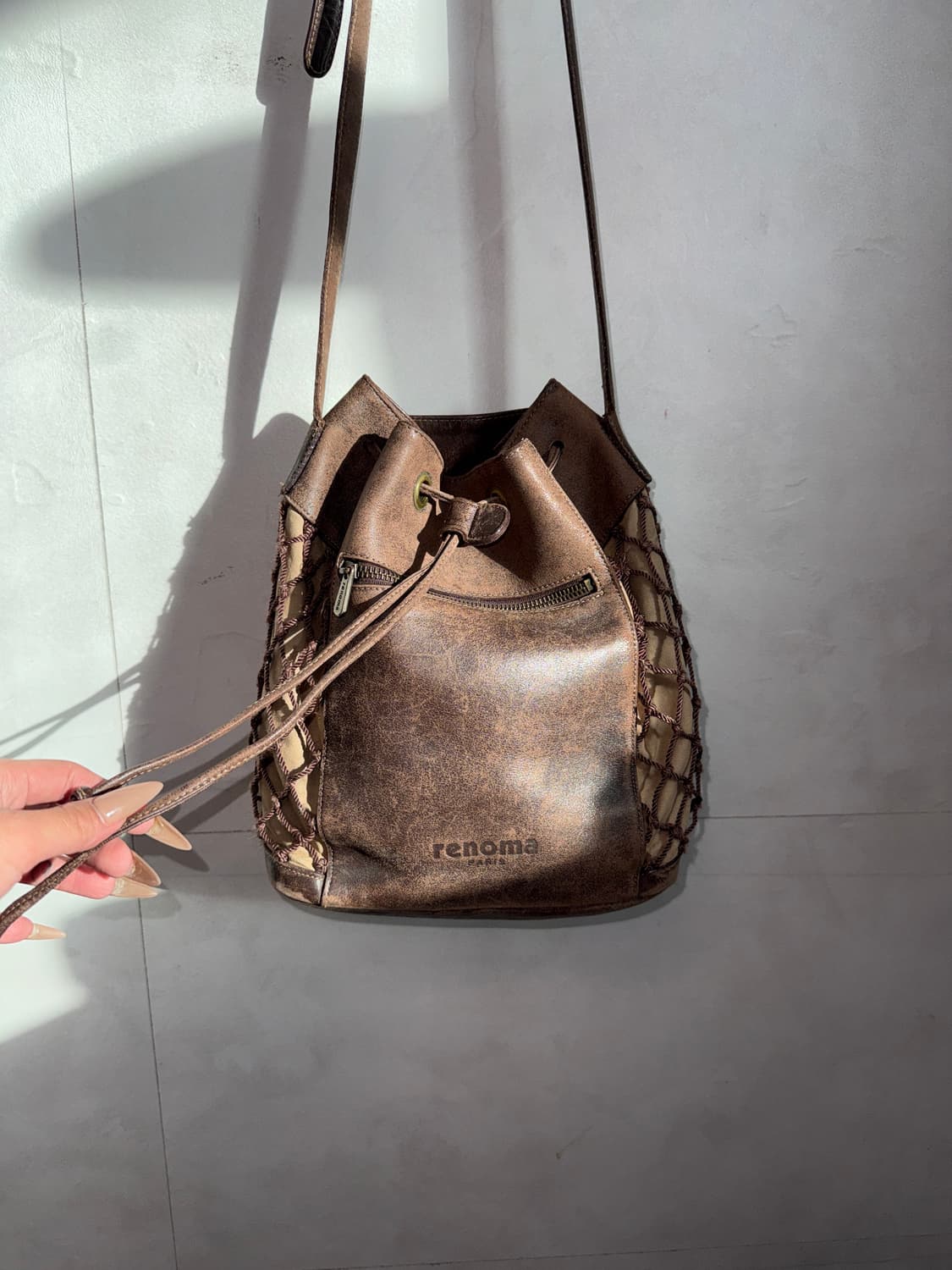 Renoma brown net drawstring cross bag 상품이미지3