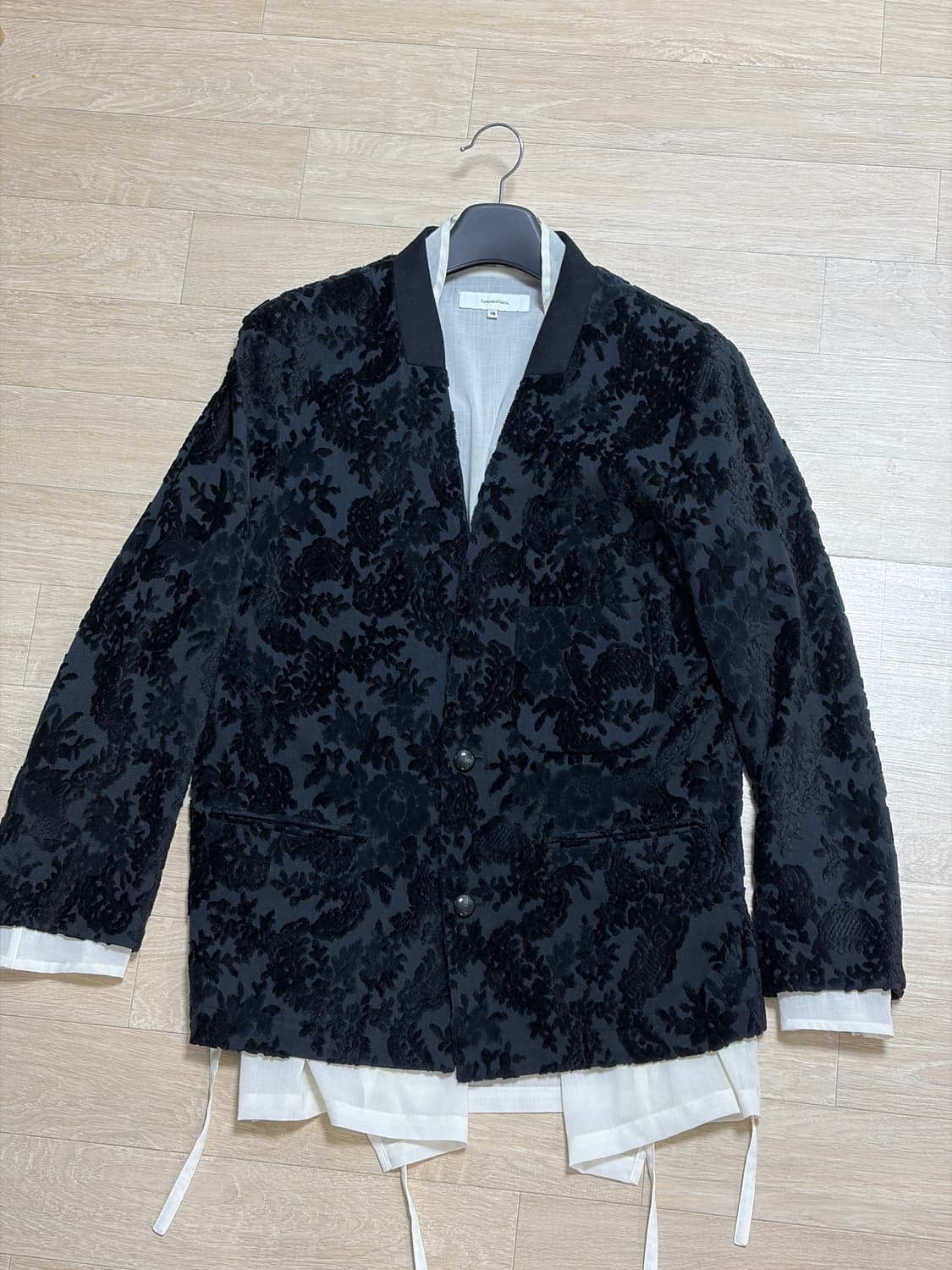 (유일매물) 사스콰치패브릭스 플라워 자카드 레이어드 카라리스 블레이저 상품이미지1