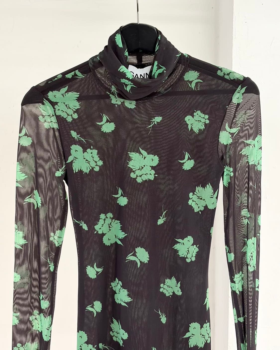 가니 블랙 프린트 메쉬 터틀넥 티셔츠  상품이미지4