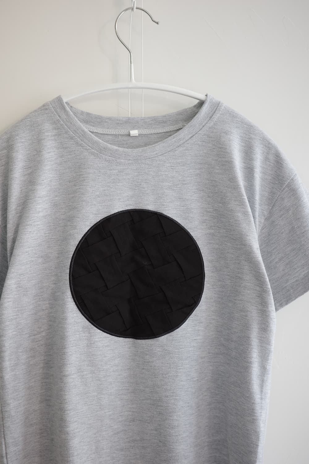 Minimal grey big-dot graphic tee 상품이미지5