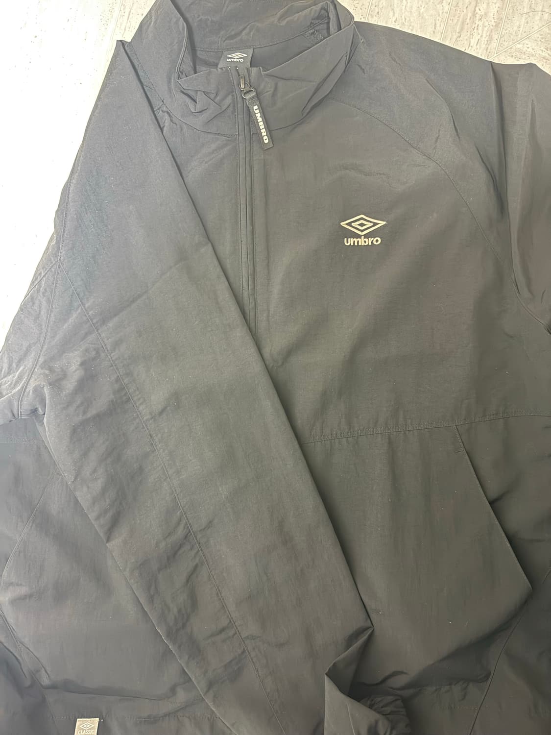 엄브로 바람막이 블랙 클래식 스탠넥 웜업 바람막이 자켓 / BLACK 상품이미지1