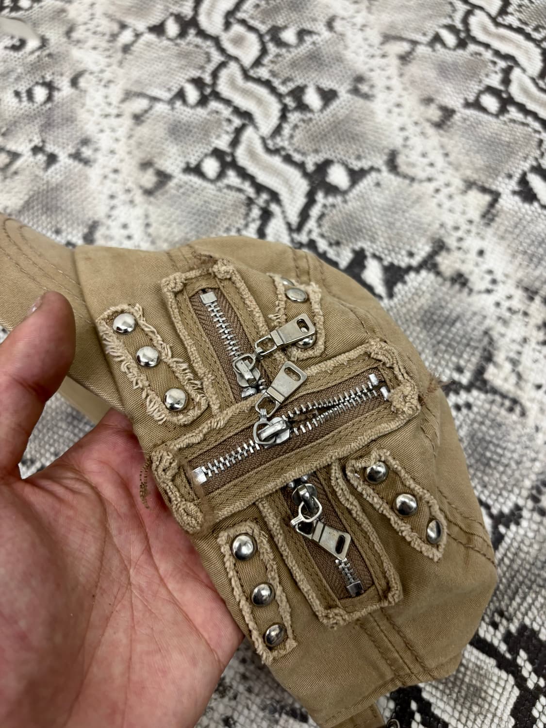 “Vintage” 00’s Design Zipper Detail Cap 상품이미지5