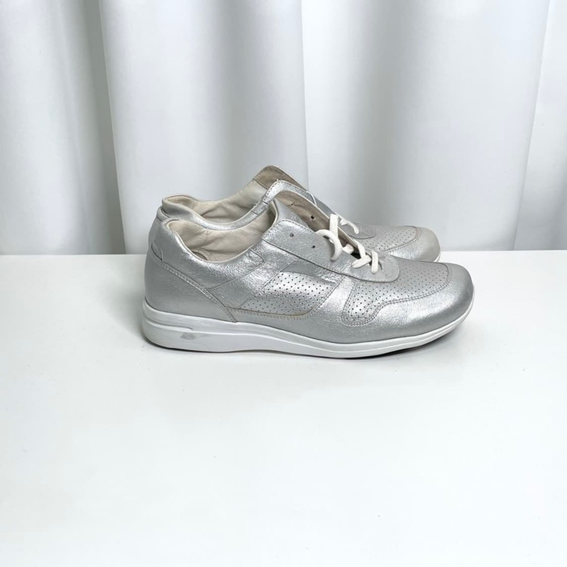 실버컬러 가죽 워킹화 상품이미지4