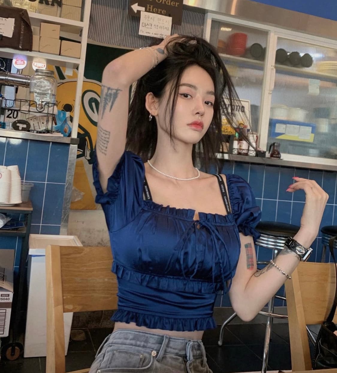 페일제이드 새틴 퍼프 블라우스 네이비  상품이미지3