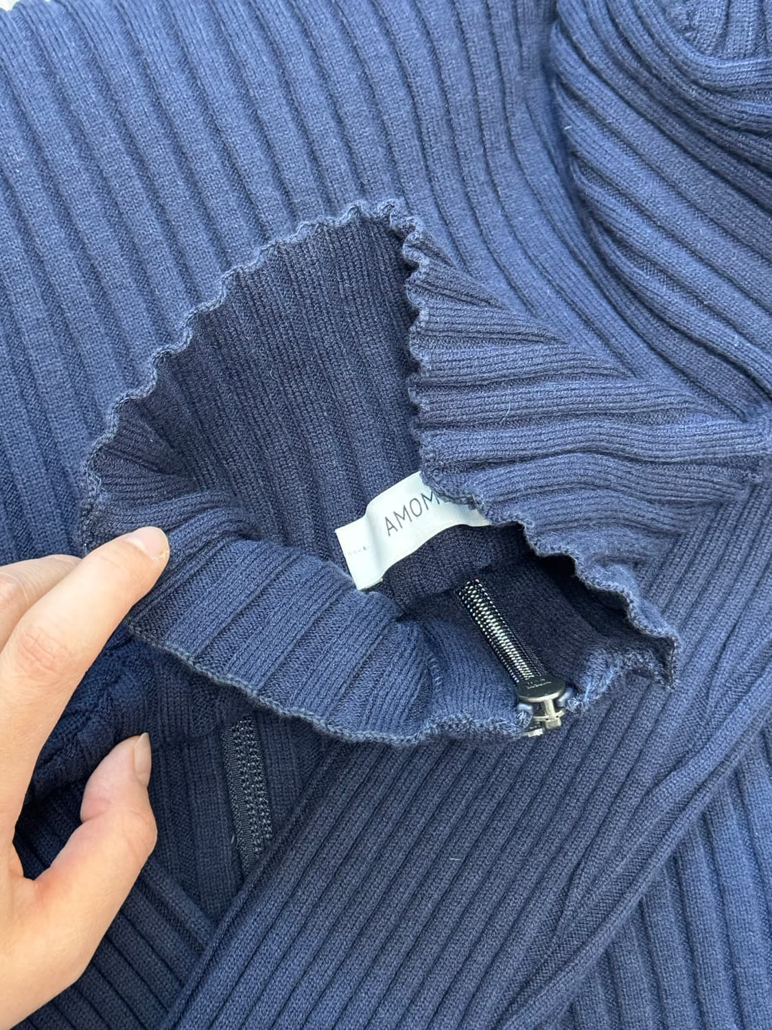 아모멘토 리브드 하이넥 가디건 네이비 상품이미지3
