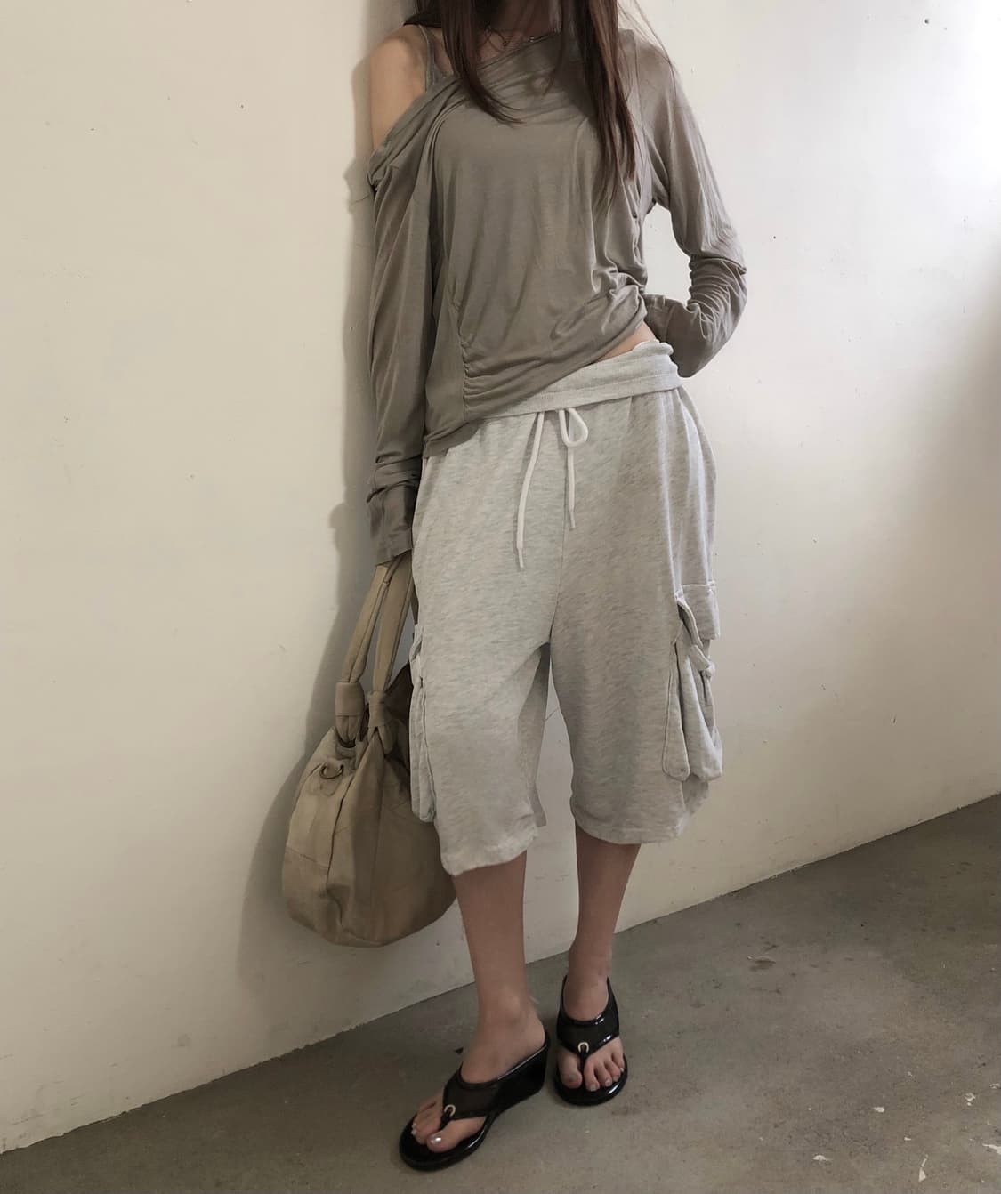 새상품) 셔링 드레이프 후드 탑 슬리브티 상품이미지7