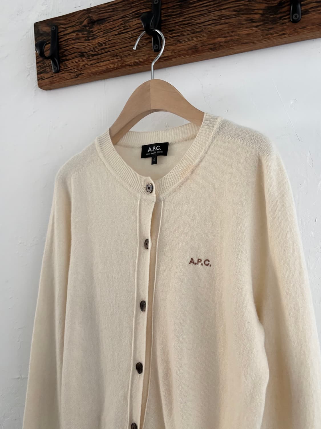A.P.C. 아페쎄 캐시미어10 자수로고 아이보리컬러 라운드넥 가디건 상품이미지1
