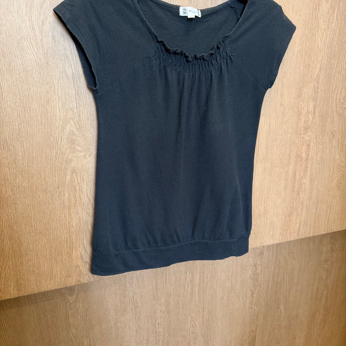 미셸 클라인 슬리브리스 티셔츠 셔링 넥라인 디테일 슬림핏 블랙 상품이미지4