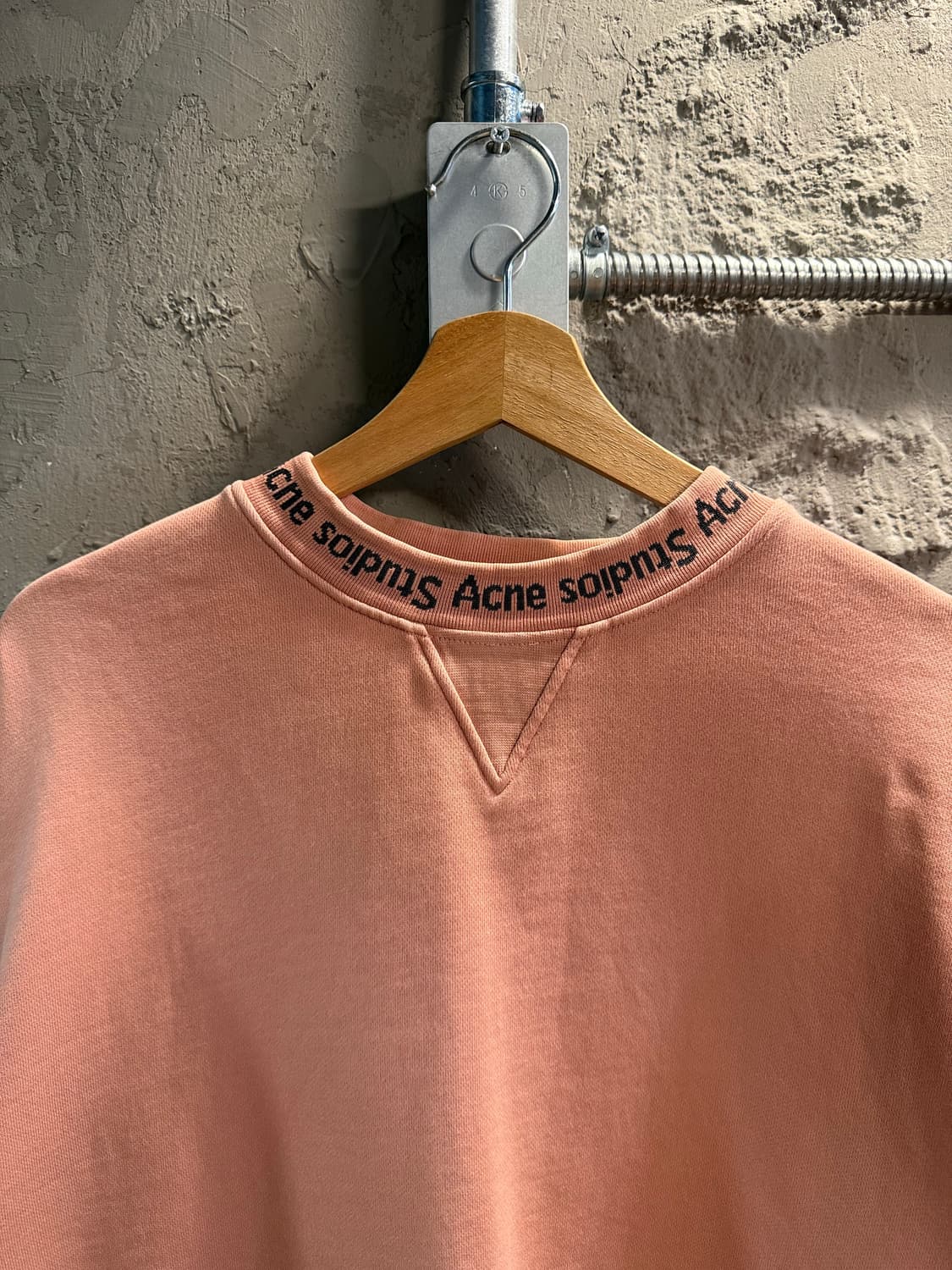 아크네스튜디오 Acne Studios 넥로고 크루넥 스웻셔츠 핑크 상품이미지4