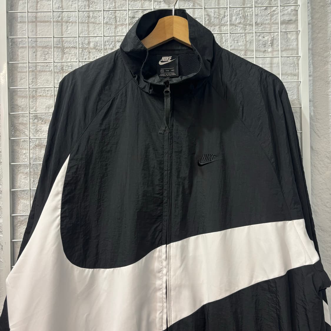 나이키 빅 스우시 검 흰 바람막이 자켓 2XL 상품이미지3