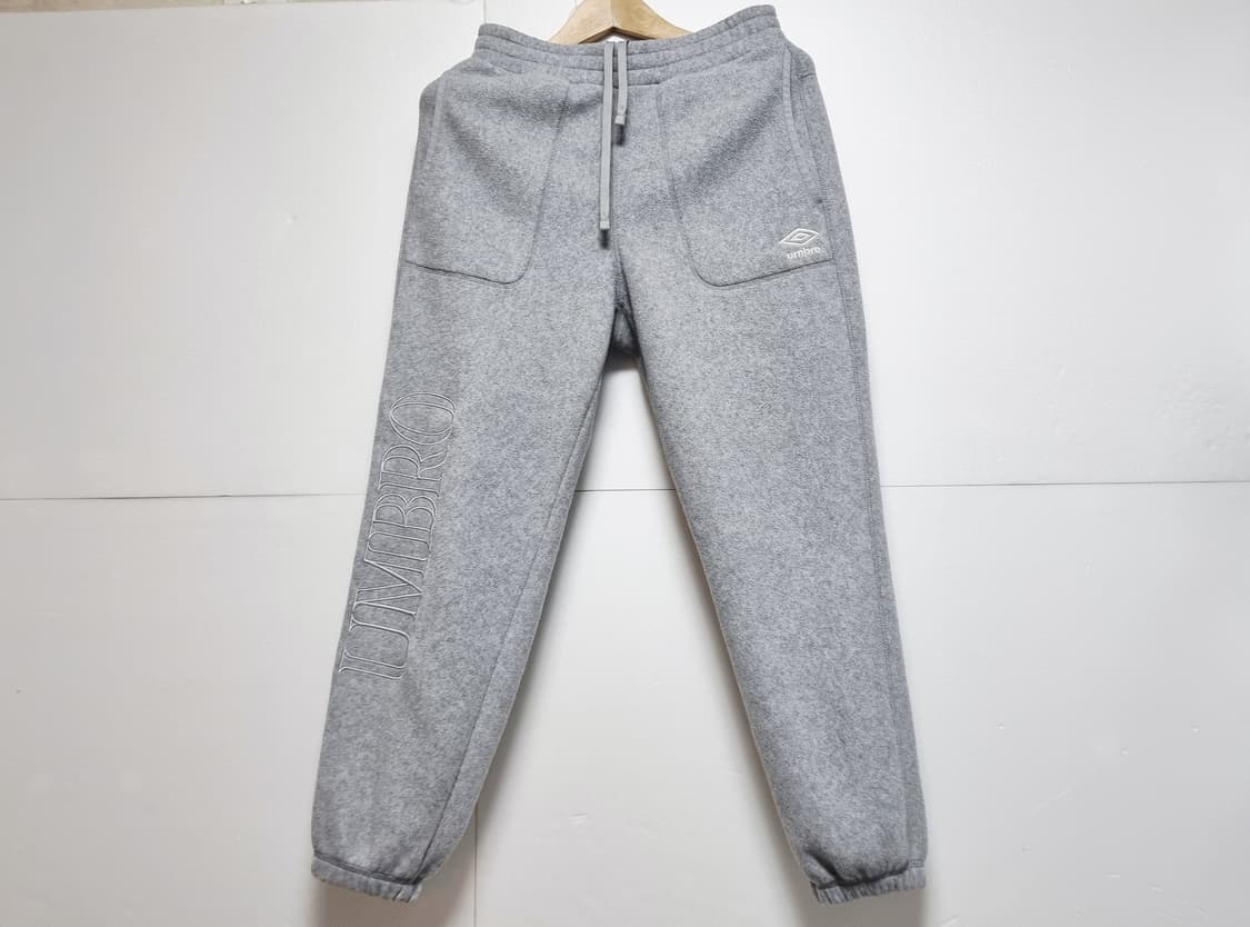 남성 2023 엄브로 빅레터링 플리스 팬츠 바지 트레이닝복 그레이 회색 상품이미지2