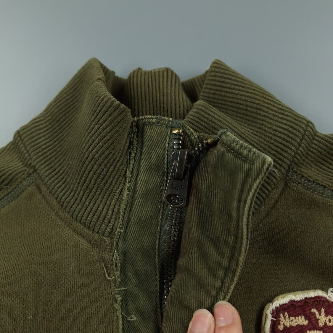 아베크롬비 피치 카키 데미지드 A92 반집업 머슬핏 맨투맨 티셔츠 L 상품이미지7