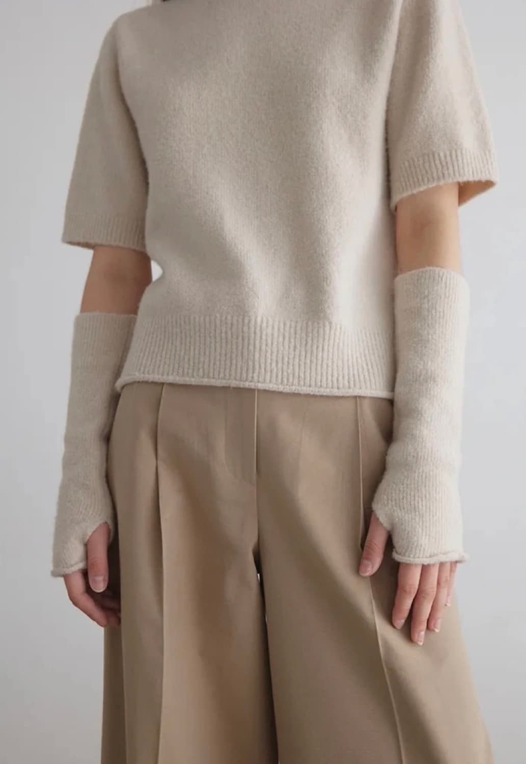 어센틱워드로브 숄더 라인 풀오버 워머 반팔 니트 / 베이지 상품이미지2