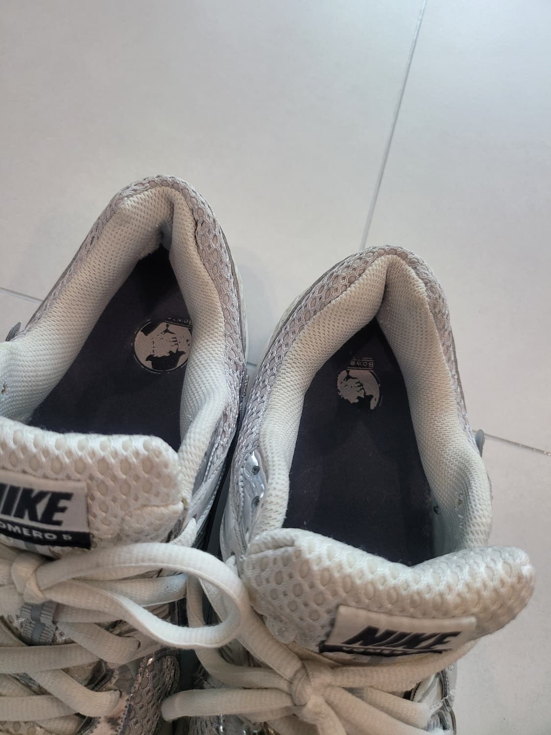 👟 [280] "발이 먼저 아는 편안함" 나이키 줌 보메로 5 실버 상품이미지6