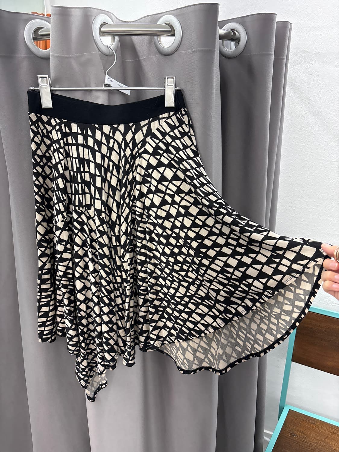 디케이엔와이 스퀘어패턴 밴딩 미디스커트 상품이미지1