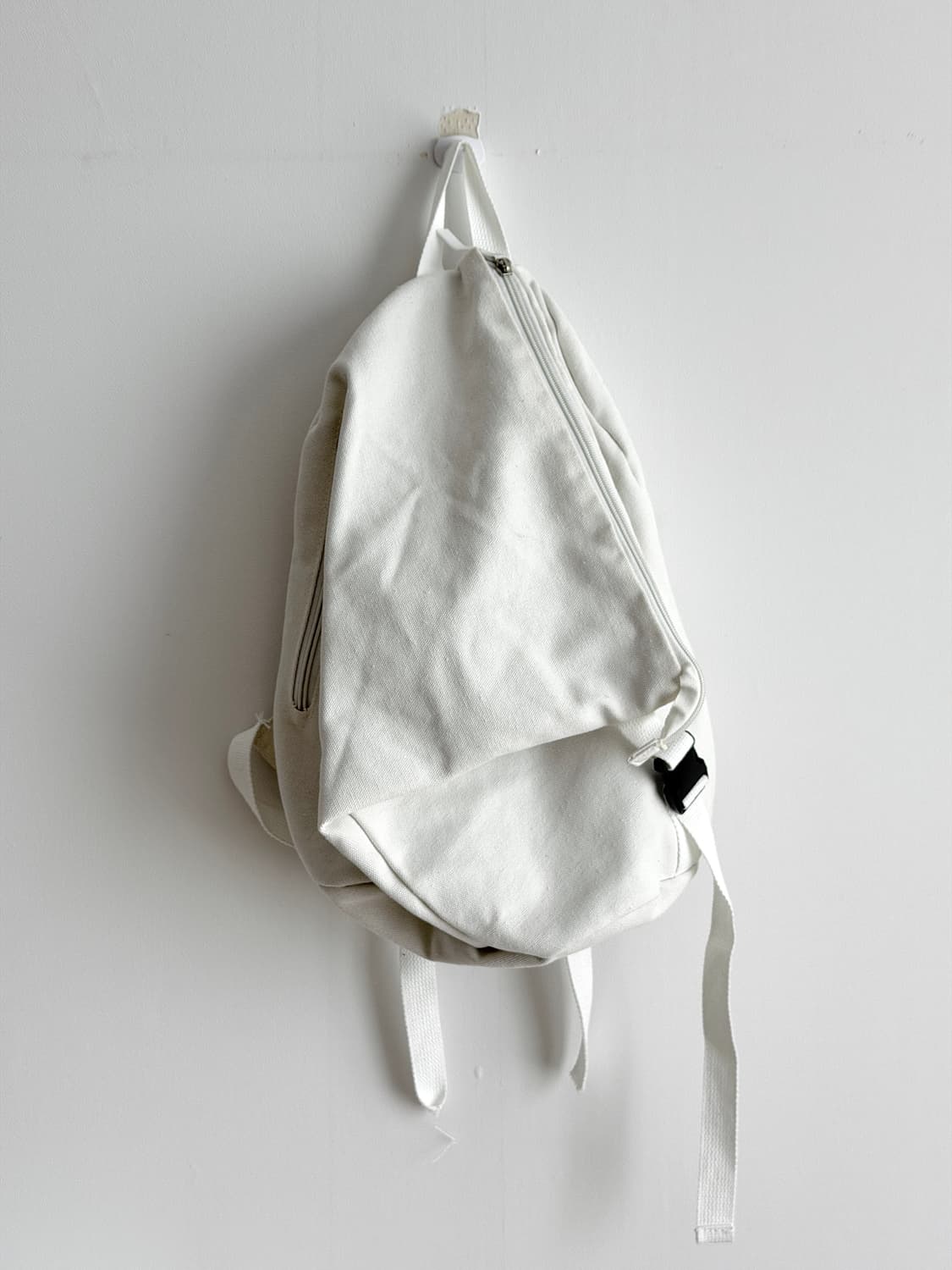 루즈한 스타일의 화이트 캔버스백팩 상품이미지5