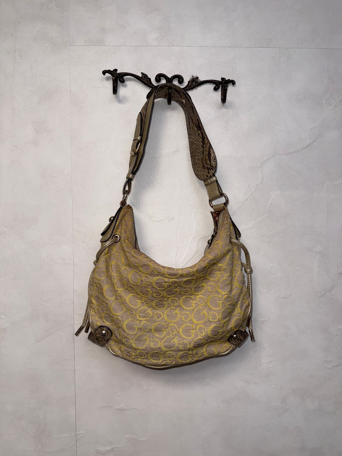Guess yellow beige logo python strap 숄더백 상품이미지5