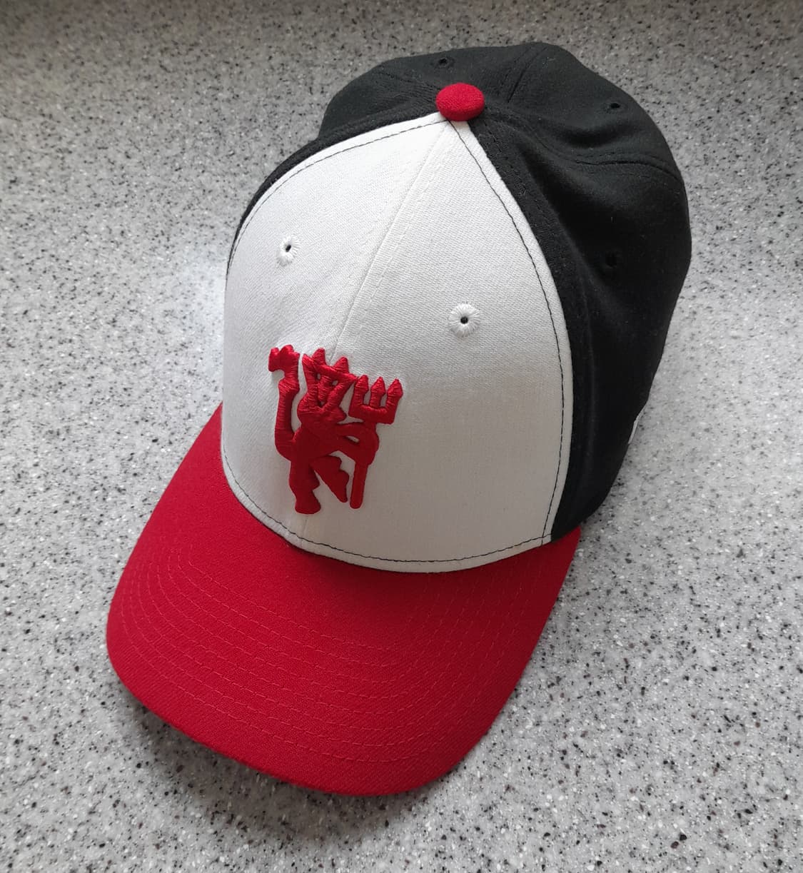 💥뉴에라 X 맨유 밴딩 볼캡 블랙 (L/XL)  상품이미지1