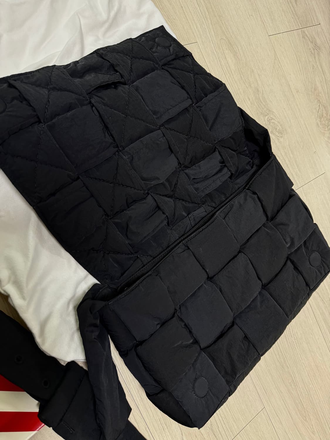 보테가베네타 테크 패딩 카세트백 맥시 상품이미지4