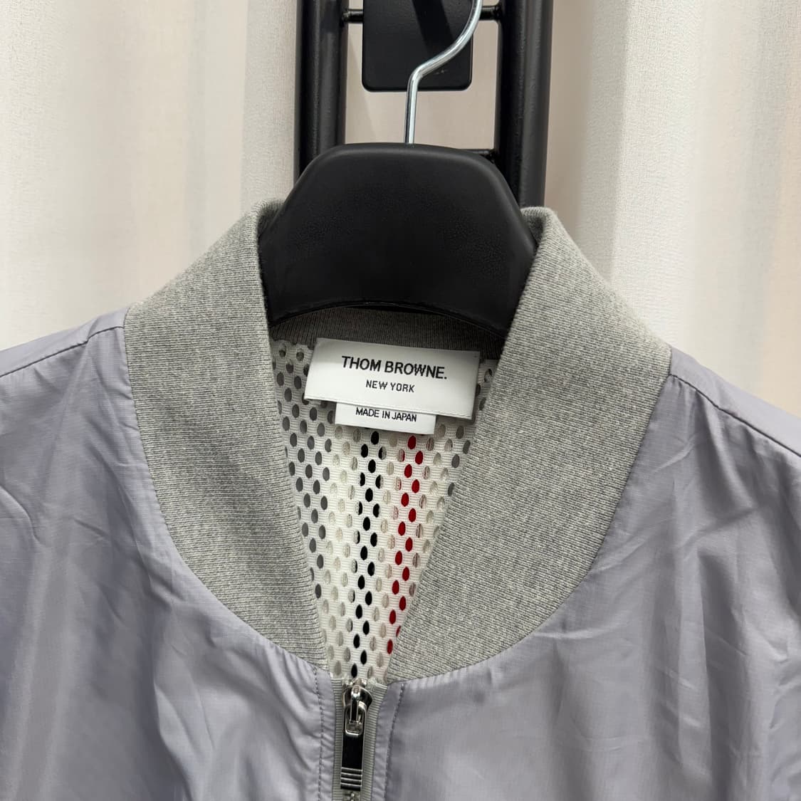 [4] 톰브라운 백삼선 나일론 봄버 자켓 상품이미지3