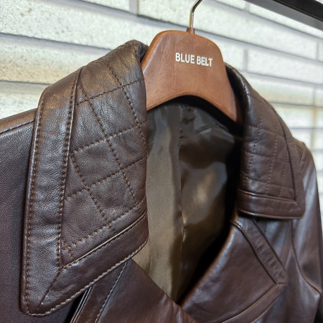 레이빔즈 쉽스킨 크롭 라이더자켓 카라 퀼팅패턴 디테일 버건디 상품이미지6