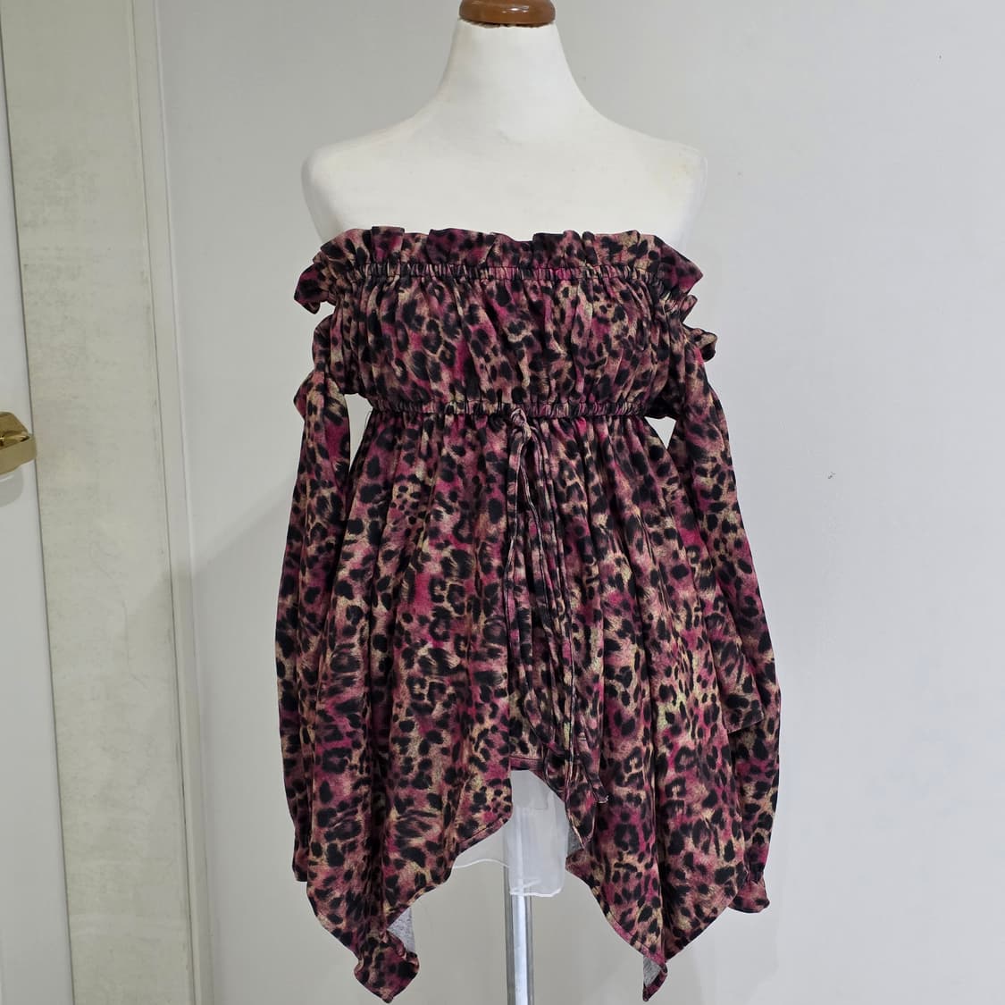 레오파드 스모크 오프숄더 언발 블라우스 상품이미지2